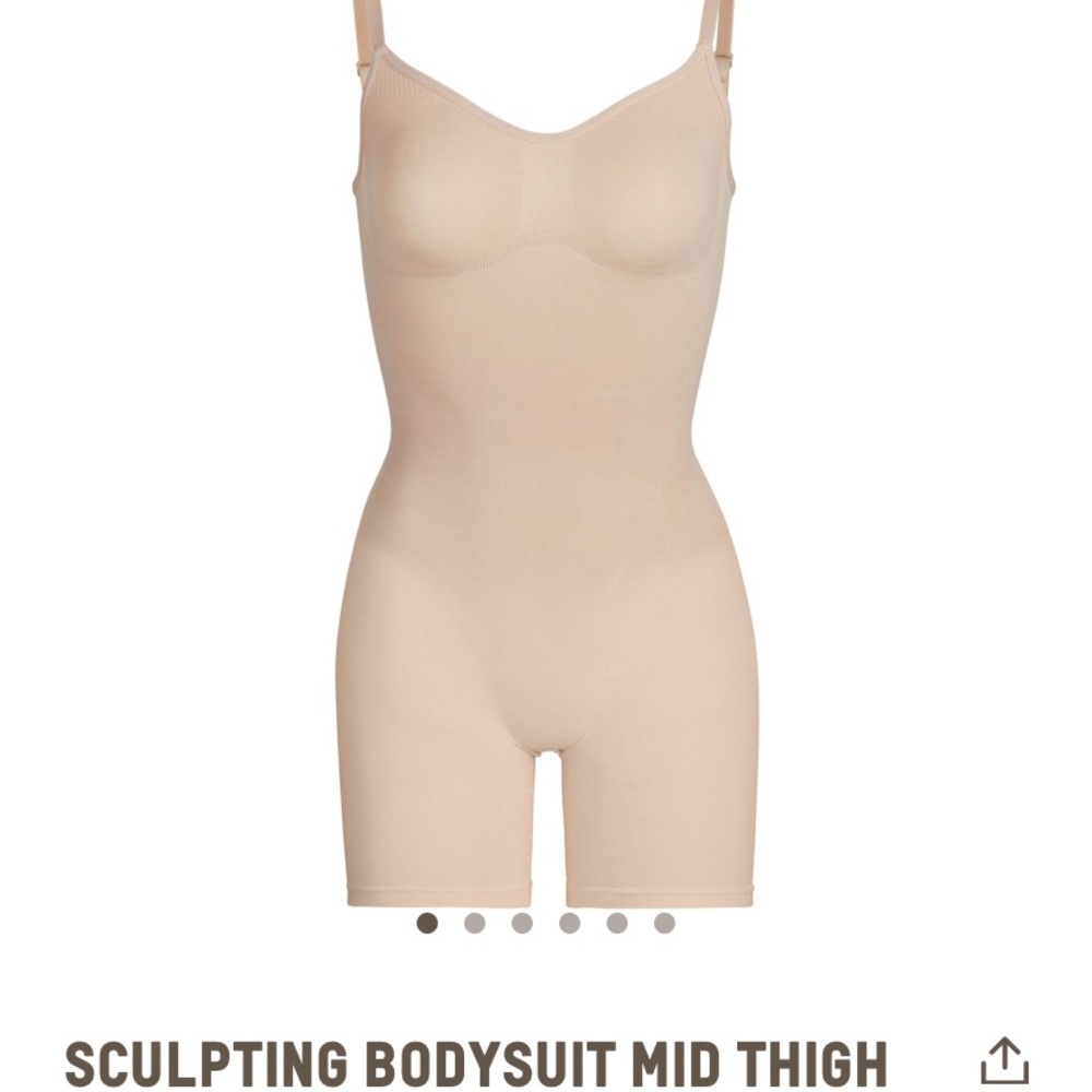 *Skims Sculpting Body Suit Mid Thigh